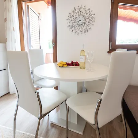 Eden In Peaceful Area Near Center Poreč