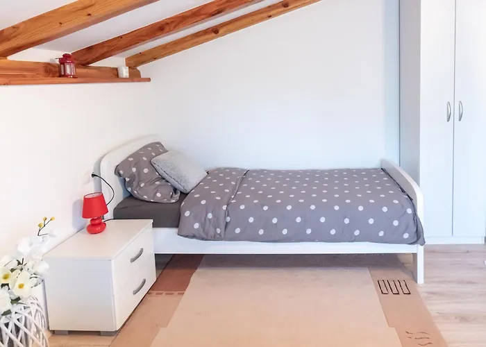 Eden In Peaceful Area Near Center Πόρετς