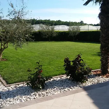 Eden In Peaceful Area Near Center *