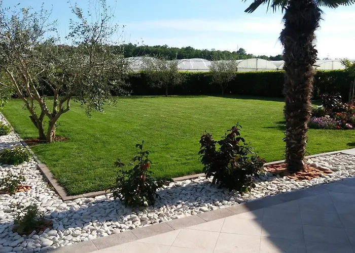 Eden In Peaceful Area Near Center *